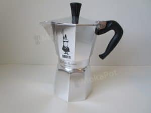 гейзерная кофеварка серебряного цвета