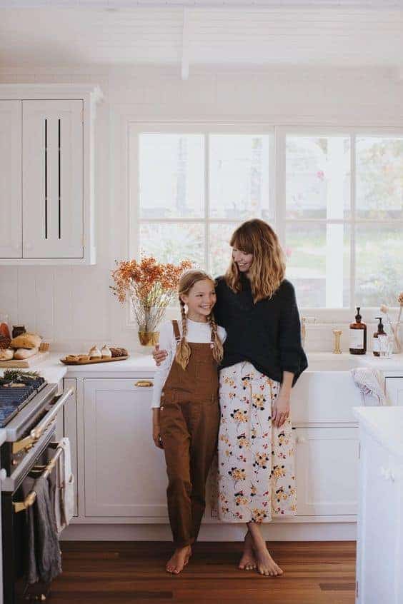 мама с дочкой на кухне