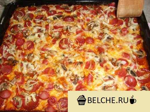 Домашняя пицца с колбасой